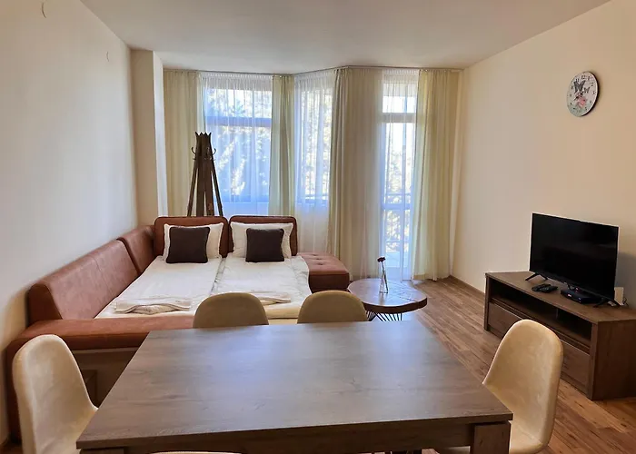 Apartment For 6 In Flora Main Building - Prime Location!
