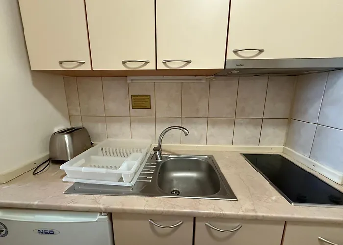 Apartment For 6 In Flora Main Building - Prime Location!