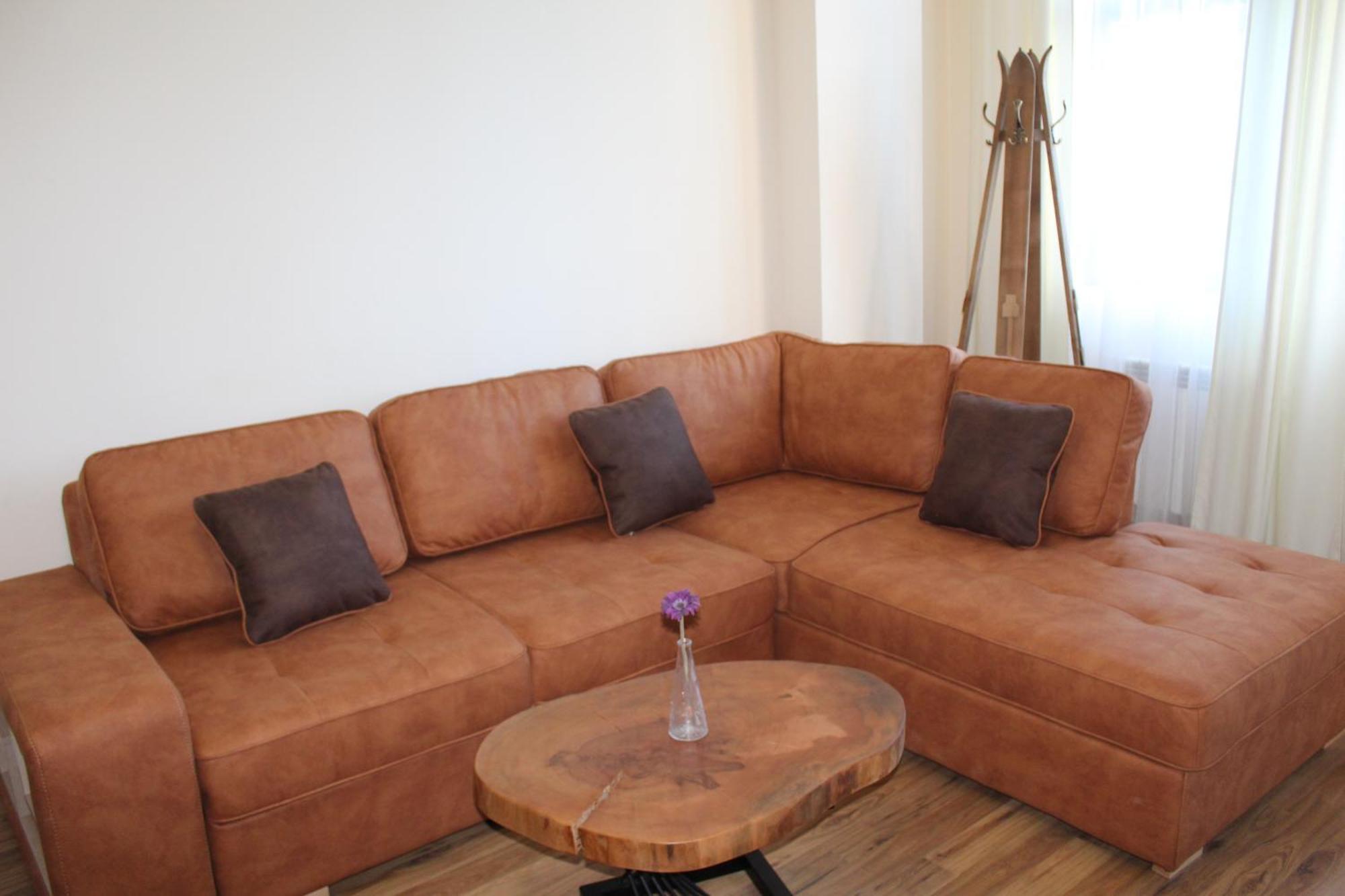 For 6 In Flora Main Building - Prime Location!