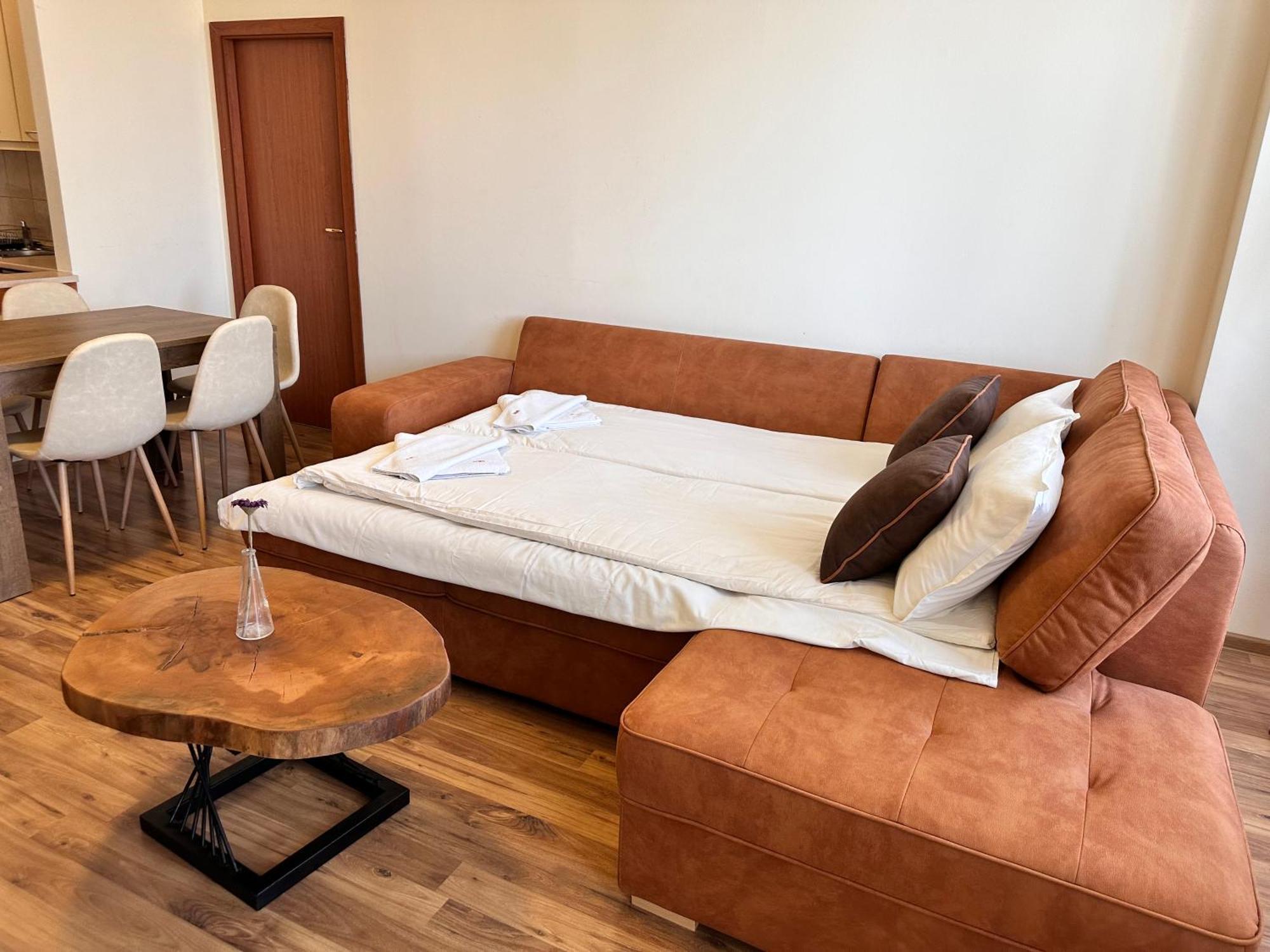 For 6 In Flora Main Building - Prime Location! Διαμέρισμα