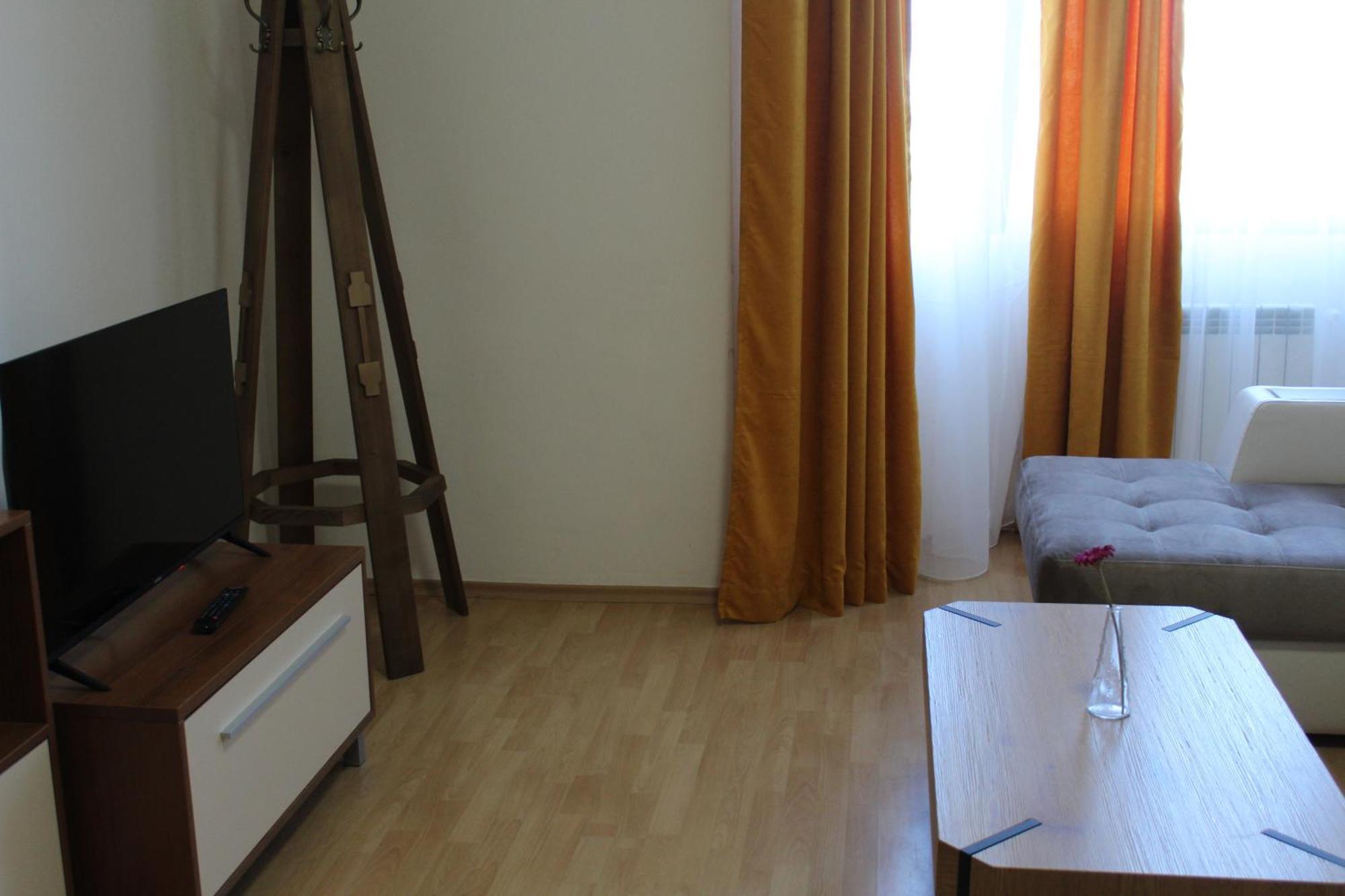 For 6 In Flora Main Building - Prime Location! Μπόροβετς