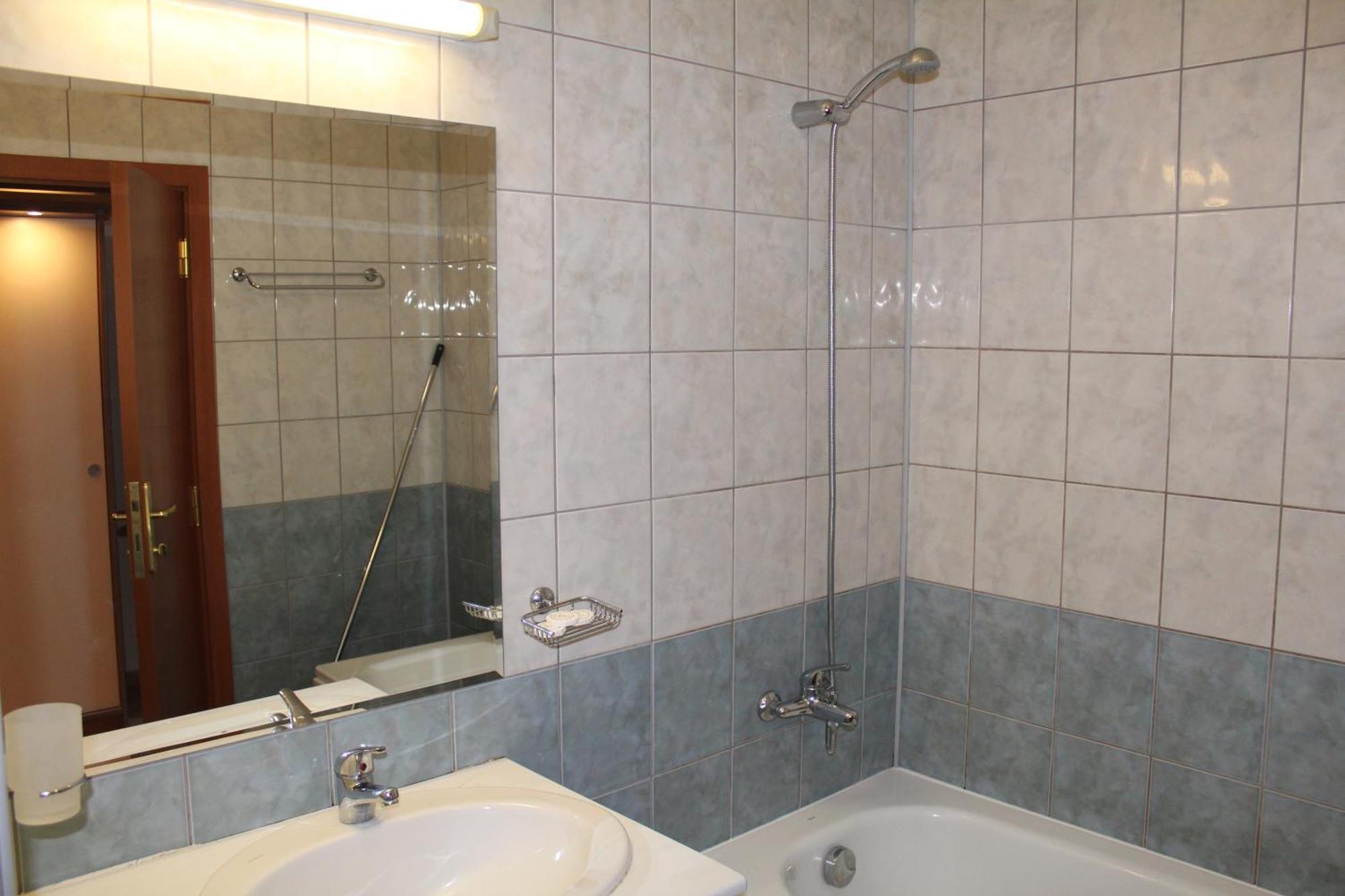 For 6 In Flora Main Building - Prime Location!