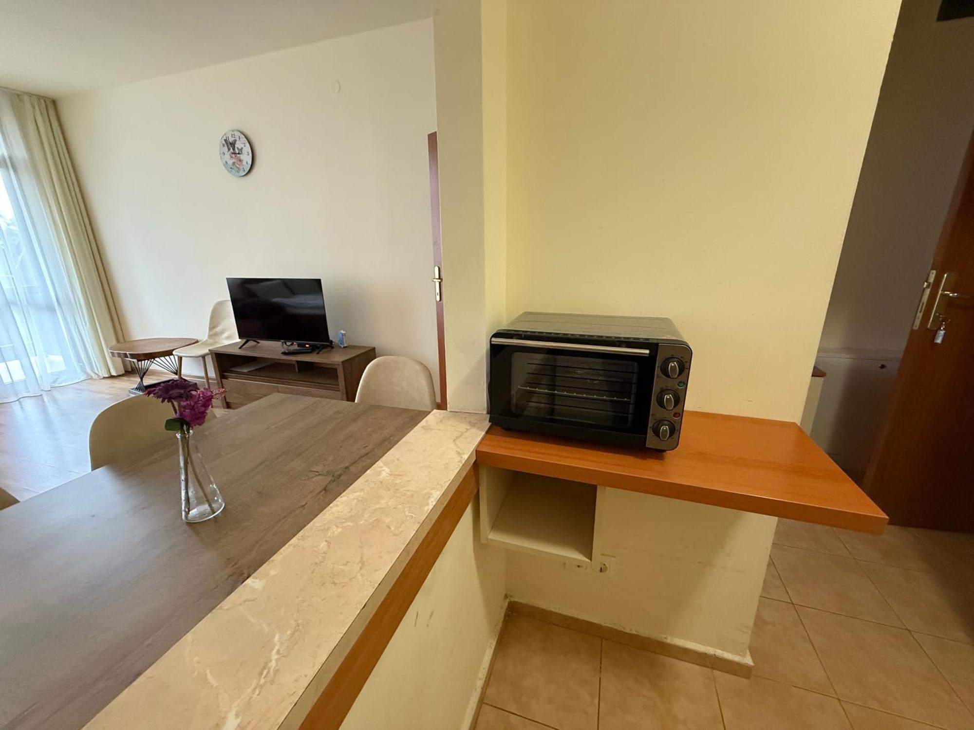For 6 In Flora Main Building - Prime Location! *